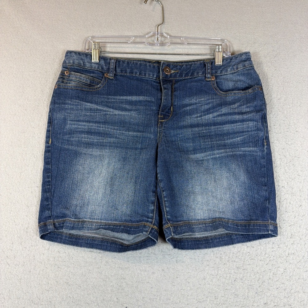 Maurices Women's Medium Wash Denim Jean Shorts Mid Rise Whiskered Size 13/14